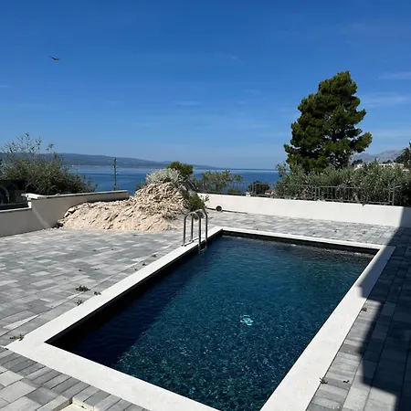 Deluxe With Swimming Pool Apartment *