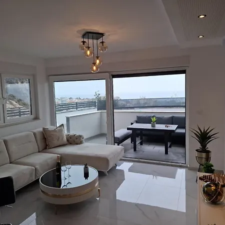 Apartment Deluxe With Swimming Pool