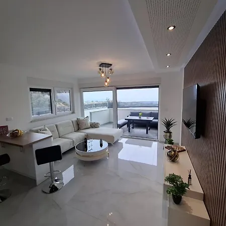 Deluxe With Swimming Pool Apartment *